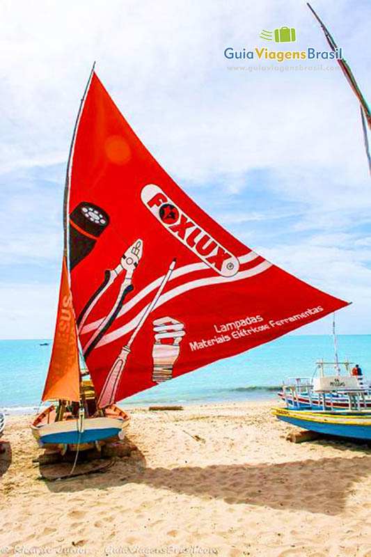 Imagem de barco a vela na Praia de Pajuçara, em Maceió, Alagoas, Brasil.